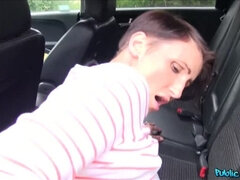 Amateur, Sucer une bite, Brunette brune, Voiture, En levrette, De plein air, Public, Nénés