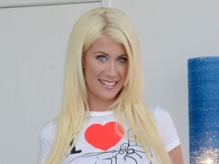 Leie, Blondine, Aufs gesicht abspritzen, Frau frau mann, Handjob, Masturbation, Milf, Dürr