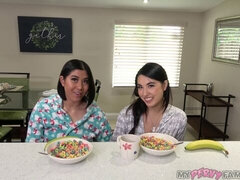 Fingern, Küssen, Lesbisch, Masturbation, Rasiert, Kurzes haar, Entkleiden, Jungendliche (18+)