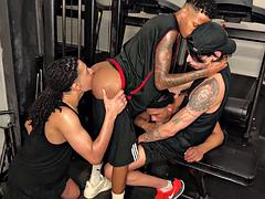 Negro, Mamada, Brasileñas, Ébano, Gimnasio, Interracial, Músculo, Tatuaje