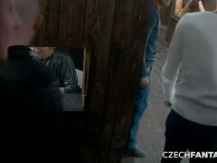 Leie, Tschechisch, Schwanzloch, Milf, Natürlichen titten, Orgie, Party, Abendanzug