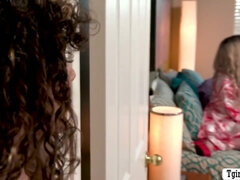 Анальный секс, Большие сиськи, Глубокая глотка, Лизание жопы, Трансы, Втроем