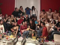 Arsch, Schlafzimmer, Grosser schwanz, Braunhaarige, Gruppe, Orgie, Ablutschen, Jungendliche (18+)