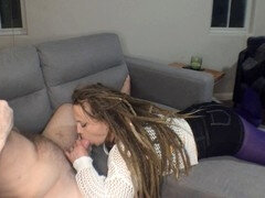 Sucer une bite, Homme nu et filles habillées