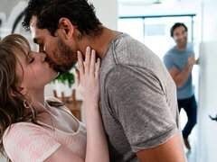 18 ans, Gros cul, Grosse bite, Sucer une bite, En levrette, Interracial, Seins naturels, Nénés