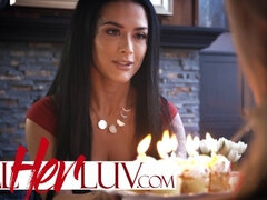 Grote mammen, Blond, Bruinharig, Erotisch, Kut duiken, Kousen, Tatoeage, Tiener