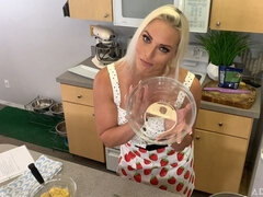 Blond, Pijpbeurt, Rondborstig, Handbeurt, Moeder die ik wil neuken, Gezichtspunt, Geschoren, Tieten likken