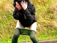 Frau, Fetisch, Masturbation, Öffentlich, Rotschopf, Rasiert, Dürr, Titten