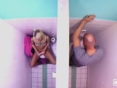 Arsch, Bad, Blondine, Spermaladung, Hardcore, Öffentlich, Jungendliche (18+), Toilette