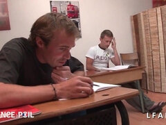 La prof se fait choper par ses eleves en classe
