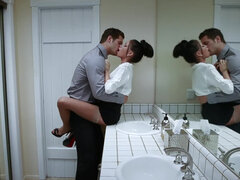 Américain, Cul, Salle de bains, Brunette brune, Faciale, Talons, Piercing, Tatouage