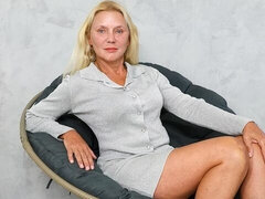 Enthousiasteling, Grote kont, Grote mammen, Vingeren, Masturbatie, Moeder die ik wil neuken, Alleen, Strippen