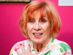 Enthousiasteling, Grote mammen, Masturbatie, Moeder die ik wil neuken, Kort haar, Kousen, Strippen, Speelgoed