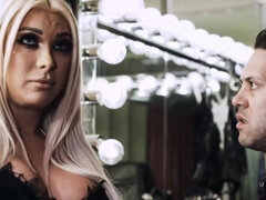 Blondine, Braunhaarige, Kehlenfick, Frau, Hd, Zierlich, Taboo, Flotter dreier