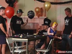 Stellung 69, Arschlecken, Grosse titten, Blondine, Blasen, Frau frau mann, Milf, Party