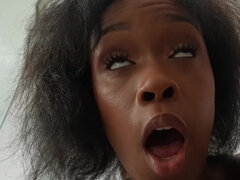 Noire, Sucer une bite, Maman, Orgasme, Rasée, Douche, Serré, Nénés