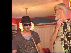 Enthousiasteling, Biseksueel, Pijpbeurt, Sperma in mond, Orgie, Geschoren, Tiener, Trio