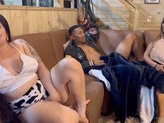 Schönheit, Braunhaarige, Handjob, Lecken, Muschi, Flotter dreier