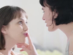 Большие сиськи, Лесбиянка, Лизание, Порнозвезда, Киски, Страпон, Молоденькие