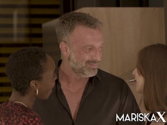 Brunette brune, Plantureuse, Queue, Petite amie, Seins naturels, Actrice du porno, Maigrichonne, Tatouage