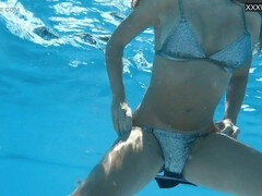 Milf, Mutti, Nackt, Zierlich, Pool, Muschi, Stiefmutter, Strümpfe