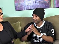 Grote lul, Pijpbeurt, Rondborstig, Oudere vrouw, Interraciaal, Pornster, Zuigen