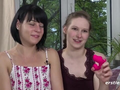 Amateur, Clitoris, Consolador, Alemán, Lesbiana, Tetas naturales, Vibrador, Mojado