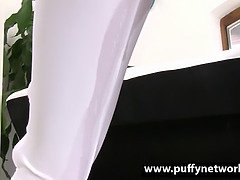 Blonde, En gros plan de très près, Tchèque, Gode, Doigter, Pisser, Solo, Nénés