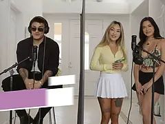Asiatique, Blonde, Sucer une bite, Brunette brune, En levrette, 2 femmes 1 homme, Branlette thaïlandaise, Embrassement