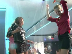 Enthousiasteling, Dansen, Vingeren, Lesbisch, Masturbatie, Swinger, Tieten likken, Nat