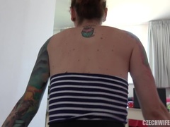 Grosse titten, Braunhaarige, Brille, Hardcore, Rotschopf, Tätowierung, Titten, Frauentausch