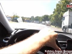 Rothaarige Schlampe Verpasst Typen Im Auto Einen Blowjob