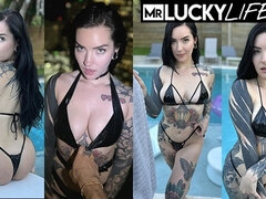 Tetas grandes, Morena, Inocente, Lencería, Pov, Público, Chupando, Tatuaje