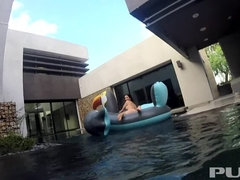 Grosse titten, Blondine, Braunhaarige, Lesbisch, Pool