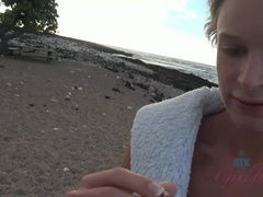 Amateur, Penetracion con dedos, Novia, Orgasmo, Al aire libre, Público, Pezones inflados, Adolescente