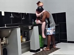 Enthousiasteling, Grote lul, Zwart, Pijpbeurt, Gevangen, Man die toekijkt, Openbaar, Tieten likken