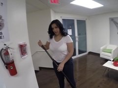 Tussi, Grosser schwanz, Schwanz, Hardcore, Natürlichen titten, Büro, Pov, Ablutschen