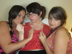 Schlafzimmer, Grosser schwanz, Grosse titten, Braunhaarige, Frau frau mann, Handjob, Lecken, Milf