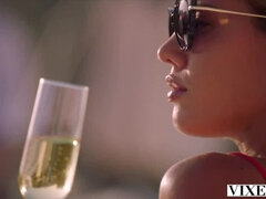 Брюнетки, В машине, Член, Собачьи, Две девушки, Лизание, Натуральные сиськи, Бритые