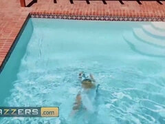 Culo, Culo grande, Verga grande, Tetas grandes, Enorme, Piscina, Trio, Mojado