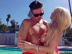 Grosse titten, Bikini, Blondine, Vollbusig, Milch, Im freien, Pool, Erotischer film