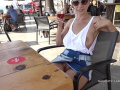 Большие сиськи, Эксгибиционист, Милф, Натуральные сиськи, На природе, На публике, Киски, Сиськи