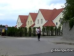 Nana, Brunette brune, En gros plan de très près, Femelle, De plein air, Public, Solo, Sous la jupe