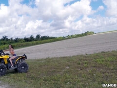 Grote mammen, Reusachtig, Buiten, Softcore pornografie, Tiener, Tieten likken