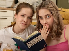 Anal, Grosse bite, Sucer une bite, En levrette, 2 femmes 1 homme, Seins naturels, Adolescente, Nénés