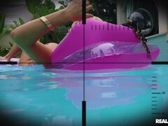 69, Belle grosse femme bgf, Gros seins, Léchez, Piscine, Chatte, Tatouage, Mouillée