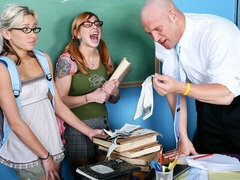 18 ans, Grosse bite, Sucer une bite, Queue, En levrette, Bureau, Maigrichonne, Adolescente