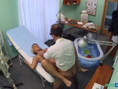 Amateur, Mamada, Médico, Penetracion con dedos, Enfermera, Oficina, Esperma, Uniforme