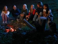 Blasen, Braunhaarige, Hundestellung, Puppe, Frau frau mann, Handjob, Jungendliche (18+), Flotter dreier