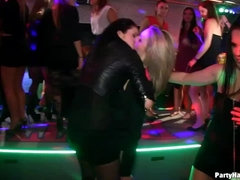 Tetas grandes, Mamada, Vestidas, Bailar, Pajear, Público, Chupando, Intercambio de parejas